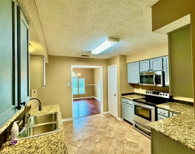 928 Ledgemont Drive - Photo Thumbnail 11