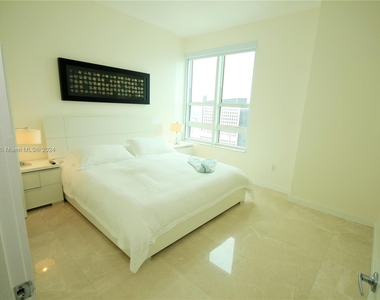 950 Brickell Bay Dr - Photo Thumbnail 8