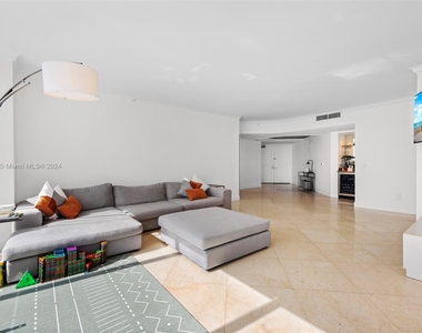 4775 Collins Ave - Photo Thumbnail 13