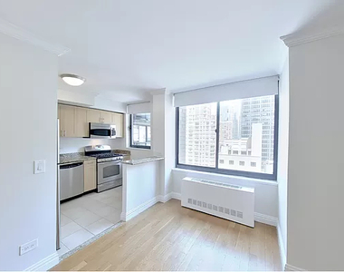 235 West 48th Street - Photo Thumbnail 3