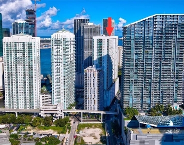 500 Brickell Ave - Photo Thumbnail 11