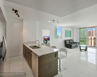 500 Brickell Ave - Photo Thumbnail 18