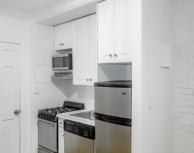 326 East 58th Street - Photo Thumbnail 5