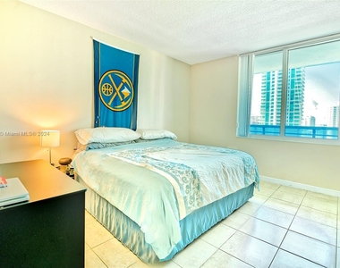 325 S Biscayne Blvd - Photo Thumbnail 2