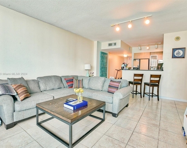 325 S Biscayne Blvd - Photo Thumbnail 13