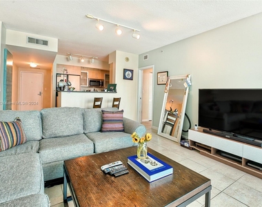 325 S Biscayne Blvd - Photo Thumbnail 16