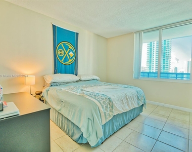 325 S Biscayne Blvd - Photo Thumbnail 3