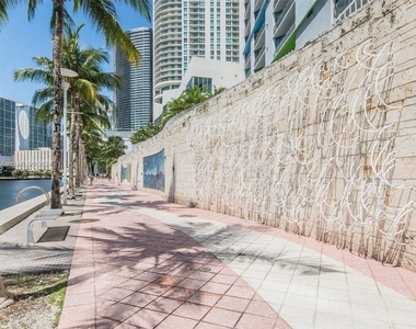 325 Biscayne Blvd - Photo Thumbnail 14