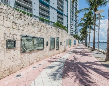 325 Biscayne Blvd - Photo Thumbnail 16