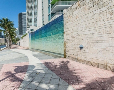 325 Biscayne Blvd - Photo Thumbnail 12