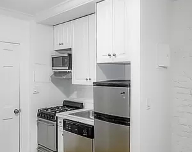 326 East 58th Street - Photo Thumbnail 1