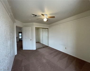 5617 Desert Creek Way - Photo Thumbnail 5