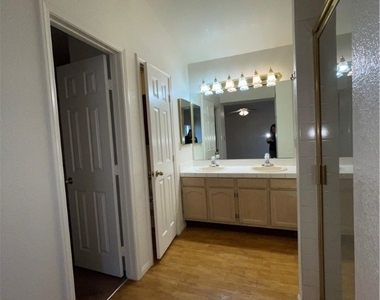 5617 Desert Creek Way - Photo Thumbnail 9