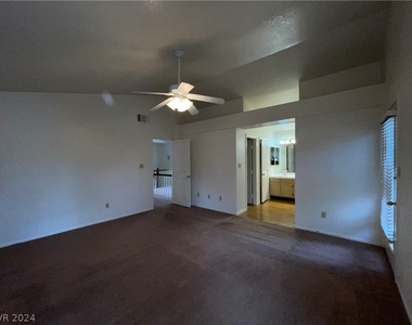 5617 Desert Creek Way - Photo Thumbnail 8