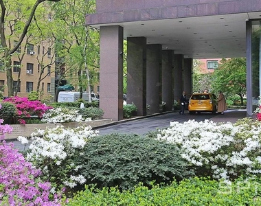 West 60th Street - Photo Thumbnail 4