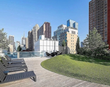 572 Eleventh Avenue - Photo Thumbnail 9