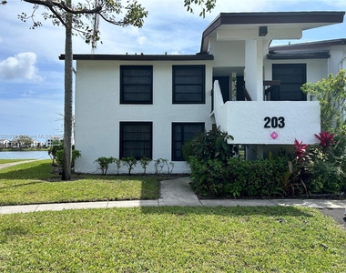 203 Lake Pointe Dr - Photo Thumbnail 0