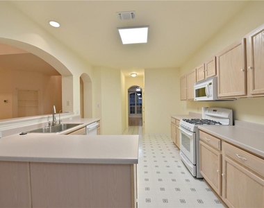 4220 N Summercrest Loop - Photo Thumbnail 9