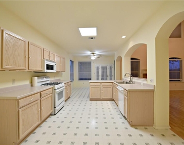 4220 N Summercrest Loop - Photo Thumbnail 8