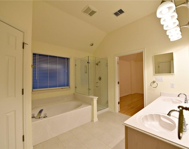 4220 N Summercrest Loop - Photo Thumbnail 16