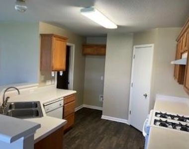 511 Zebra Dr - Photo Thumbnail 3