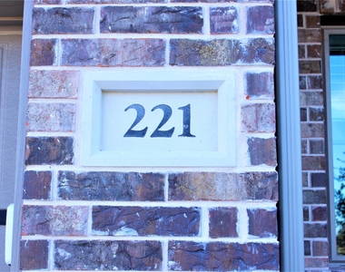 221 Rangel Dr - Photo Thumbnail 3