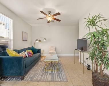 2215 Katy Lane Unit# A - Photo Thumbnail 4