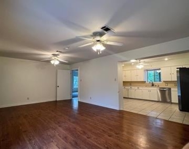 1109 Elm Ln - Photo Thumbnail 6