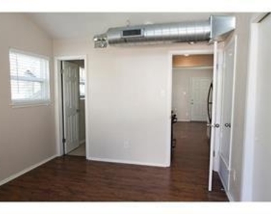 1106 W 22nd St - Photo Thumbnail 3