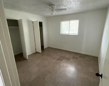 1015 Parmer Ave - Photo Thumbnail 7