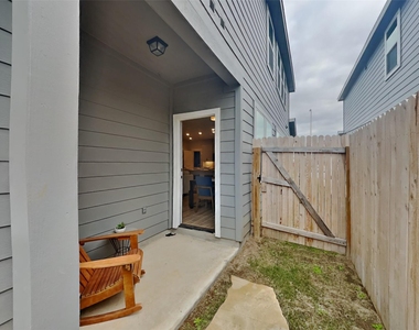 890 Casina Cir - Photo Thumbnail 19