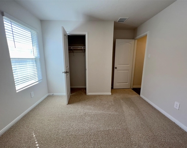 205 Addison Pl - Photo Thumbnail 13