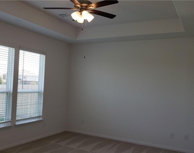 718 Blue Oak Blvd - Photo Thumbnail 10