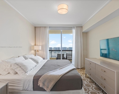 17875 Collins Ave - Photo Thumbnail 24