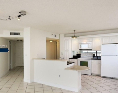 540 Brickell Key - Photo Thumbnail 8