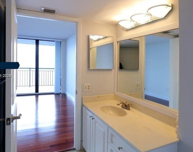 540 Brickell Key - Photo Thumbnail 12