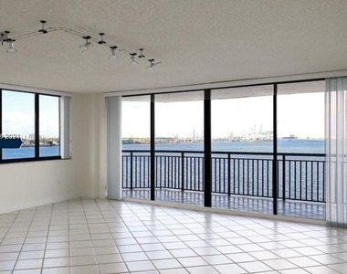 540 Brickell Key - Photo Thumbnail 5