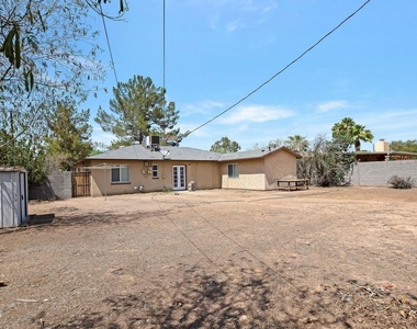 2225 E Osborn Road - Photo Thumbnail 15