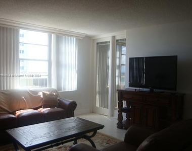 5401 E Collins Ave - Photo Thumbnail 7