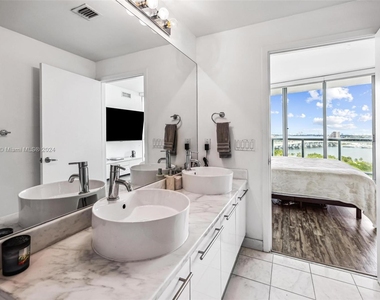 888 Biscayne Blvd - Photo Thumbnail 16