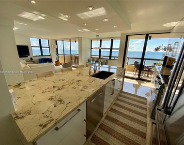 2555 Collins Ave - Photo Thumbnail 6