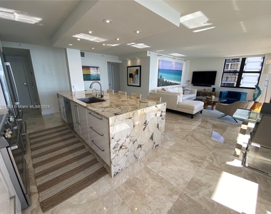 2555 Collins Ave - Photo Thumbnail 5