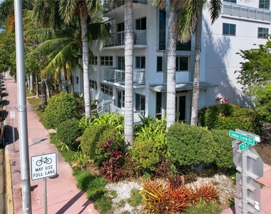 4332 Collins Ave - Photo Thumbnail 3