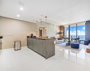 1010 Brickell Ave - Photo Thumbnail 3