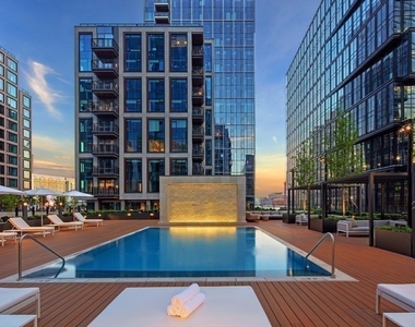 135 Seaport Blvd - Photo Thumbnail 14