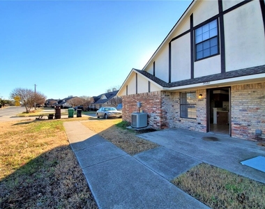 3028 N Bell Avenue - Photo Thumbnail 12