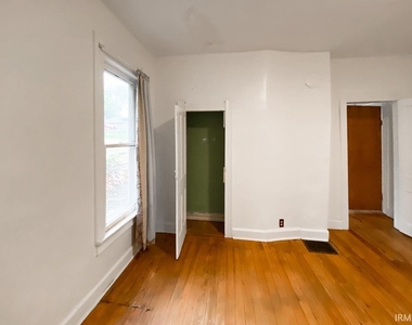 1003 W 11th Street - Photo Thumbnail 12