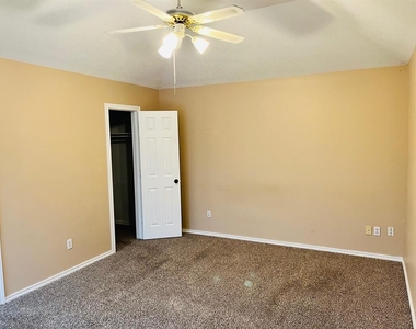 938 Meadow Circle S - Photo Thumbnail 3