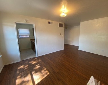 2526 W Prairie Street - Photo Thumbnail 7