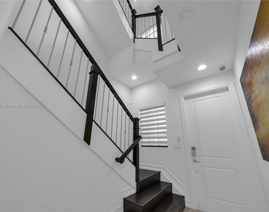 11706 Sw 13th Ct - Photo Thumbnail 2